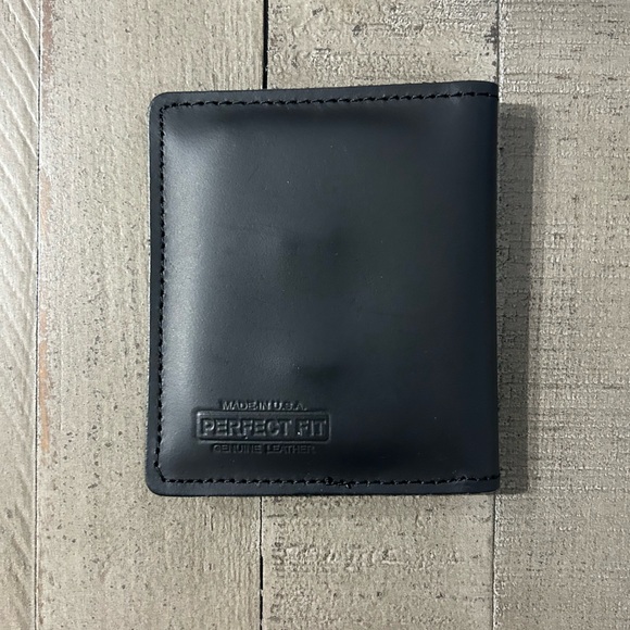 Perfect Fit Sheriff Star Badge/ID Holder - Picture 2 of 4